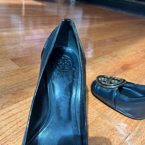 Tory Burch Black Pumps with Gold Logo high heel size 8 - Picture 6 of 10